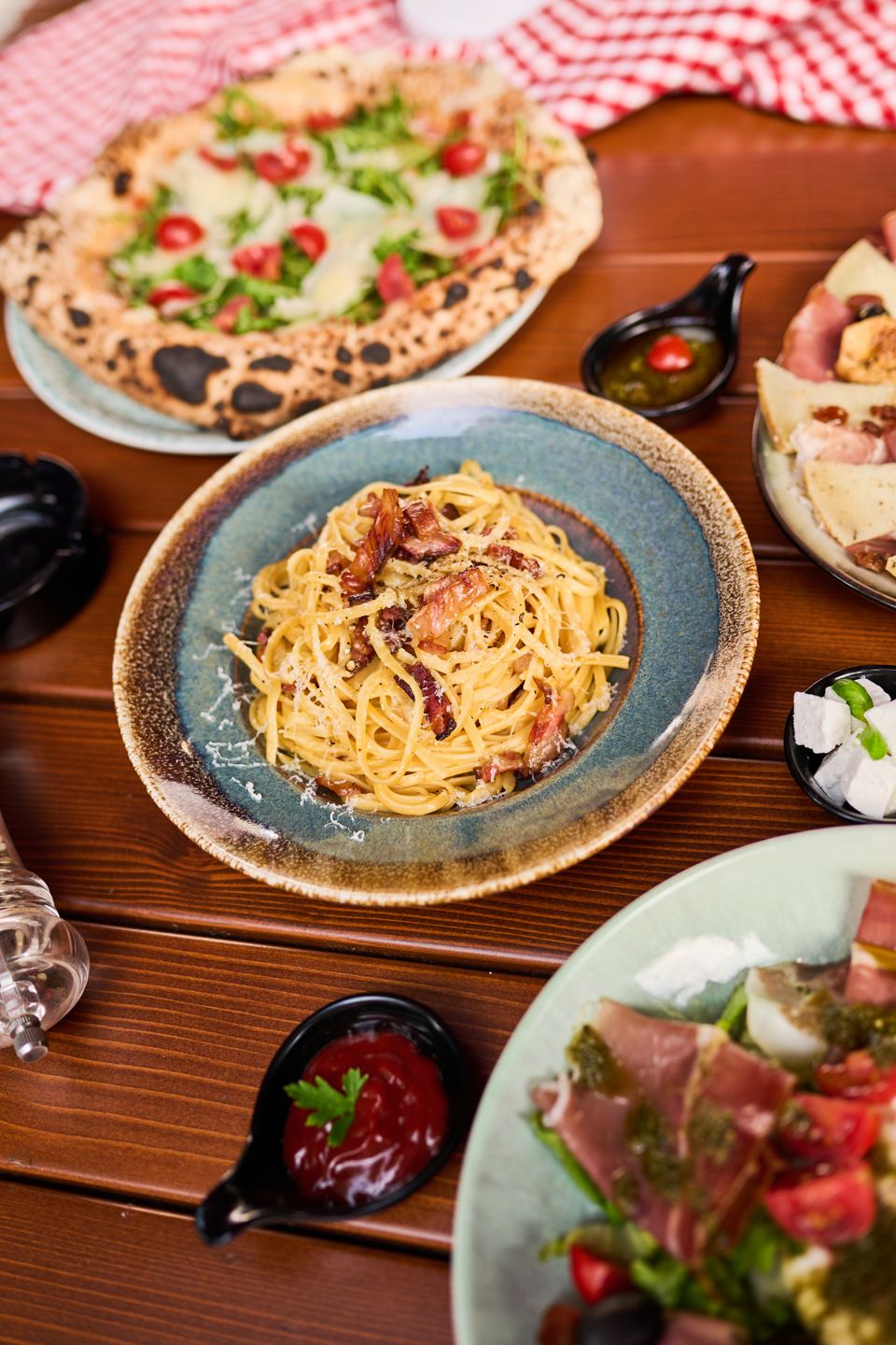 Pasta Carbonara in einer Keramikschale